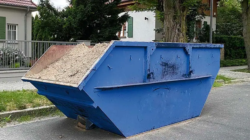 Transport kruszyw budowlanych — wywrotka z piaskiem i żwirem