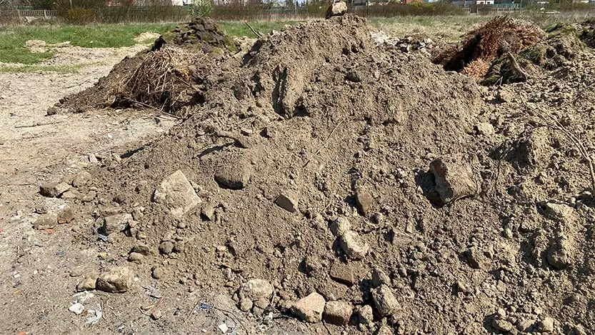 Pryzma ziemi i gruntu z wykopu pod fundamenty