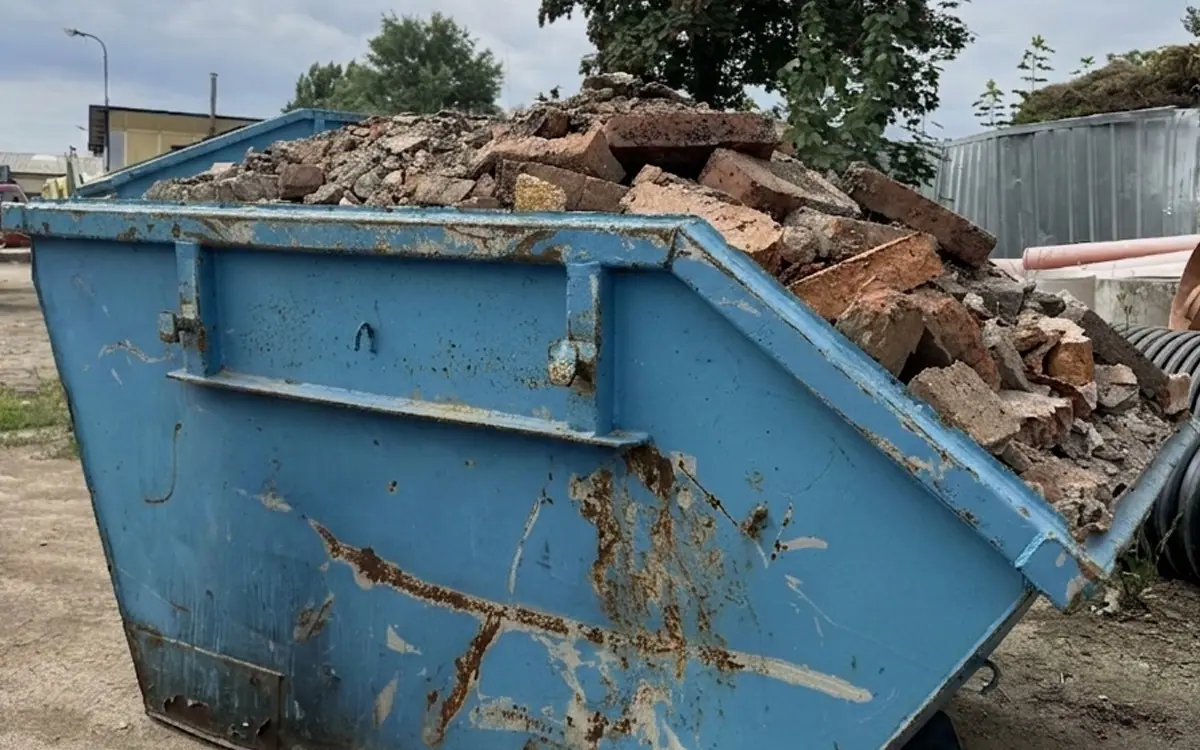 Kontener wypełniony po brzegi gruzem ceglanym i betonowym