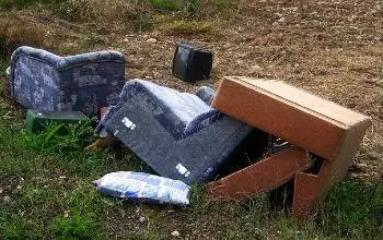 Kontener załadowany starymi meblami i odpadami wielkogabarytowymi